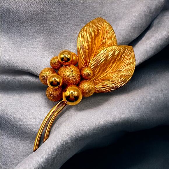 Vintage Coro Brooch Gold Tone Leaf Berries Large Pin Mid Century Modern - Picture 1 of 10